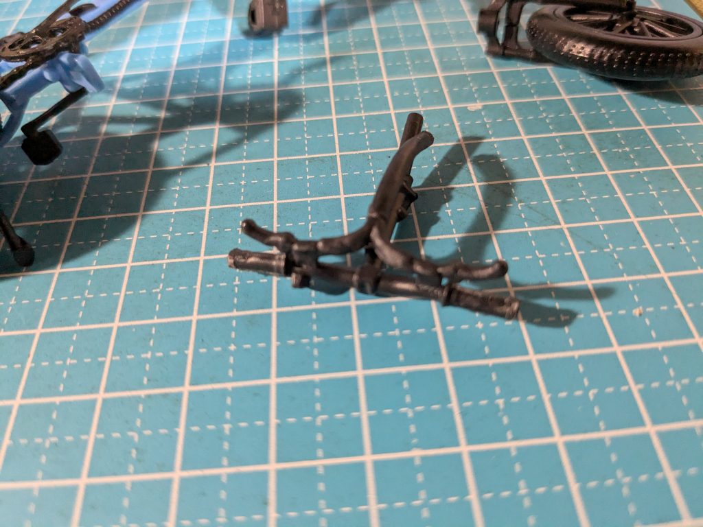 ハンドル部分を削ってます。