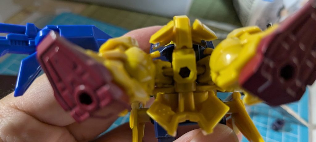 腰の3mm穴に取り付けています