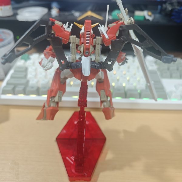 メルカリで安く譲って頂けたツヴァイ！素組でもカッコいい！写真は手パーツを交換してみました。あとは羽を追加してます！欠陥部品はパーツ注文しました。今回はガンダムマーカーで部分塗装してみようと思います。（2枚目）