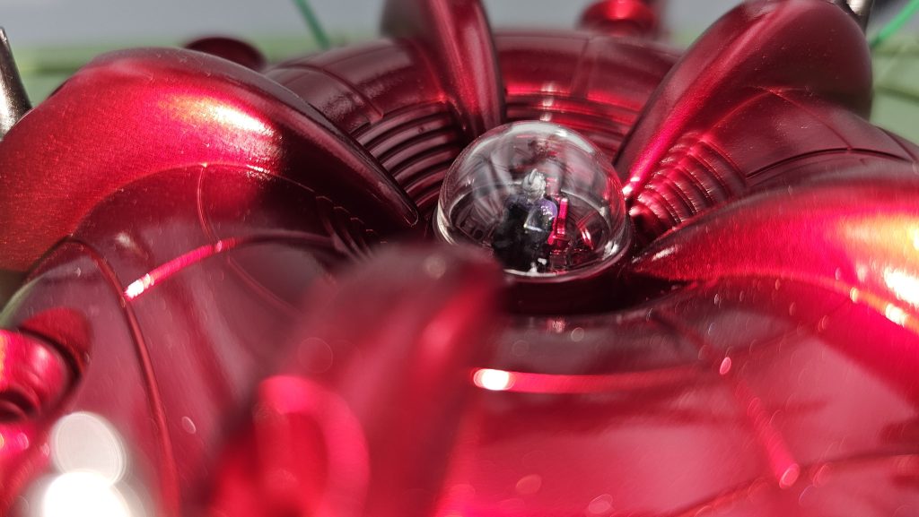 見辛いですが鉄仮面も塗ってます。ドーム部分は被せるだけで固定されない感じだったのですが、時間置いたらキャンディと癒着、取れなくなりましたww