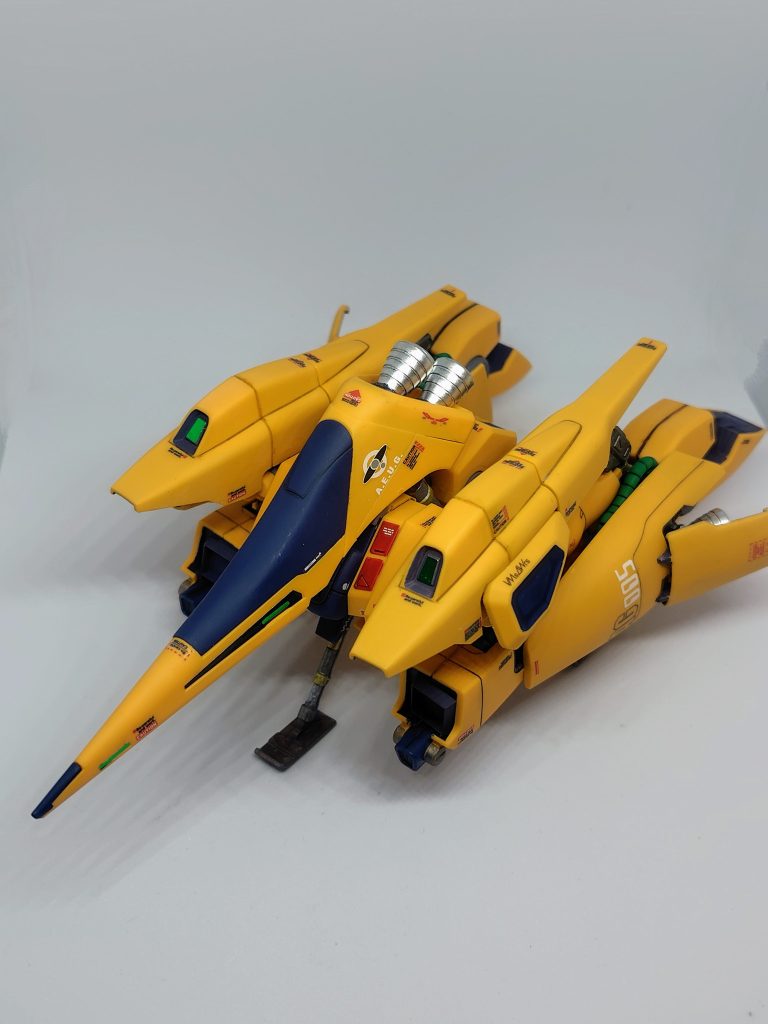 MA形態全身に及ぶ合わせ目は頭と腿裏だけは接着して消しましたが他は段落ち化、スネは対照的に筋彫りを入れてゴマかし。装甲裏や内部をメカグレーで塗りつぶすことでグッと締まりますね。