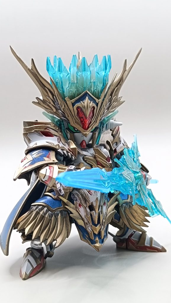 胸の中央のモールドにクリアーレッドのランナーを加工して差し込んだのでクリアーパーツは付けられません。