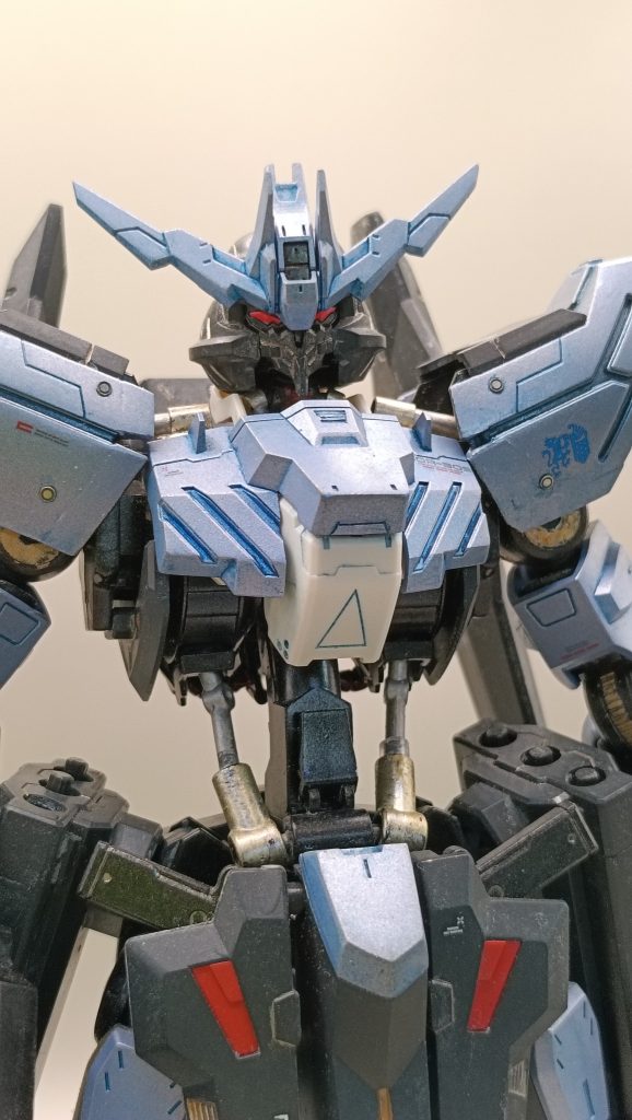 スミ入れはウェザリングカラーのシェードブルーで。肩アーマーの根本が丸見えだったので延長したのですが段差が消しきれて居ないですね…