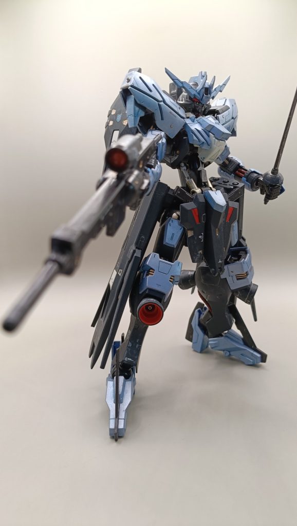 足首の関節がグニャグニャなのでスタンドがあった方が良いかも。アチコチポロリするのでポージングが大変でした。