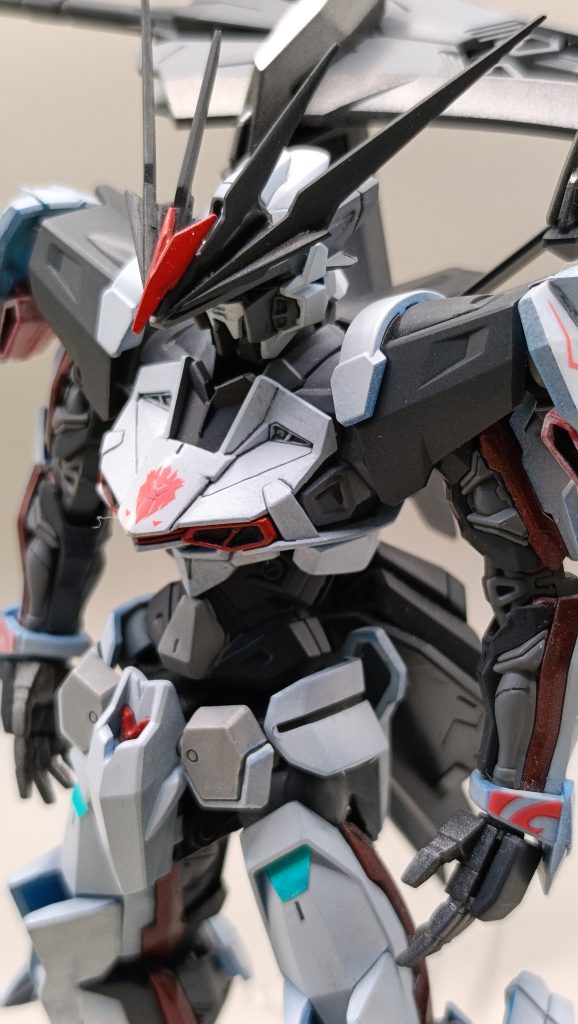 塗装はグレー部分はメカサフのまま(ライトとヘビー)、白はベースに青色、その上に白を重ねて陰影を出しています。赤いライン状の部分はメタリックレッドをふんわり吹いたら落ち着いた感じで良かったので、シッカリ発色させずそのままにしました。あとはキット付属のシールを貼っただけ。トップコートもしなかったハズ。