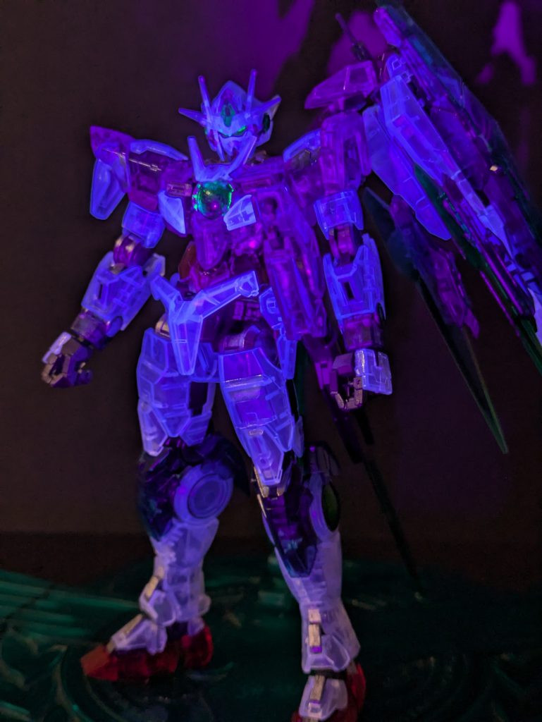 目と胸部のパーツの一部は緑の蛍光塗料を使用してます。ブルーライトに当てたことで、予想外にトランザムも写真で再現できました。