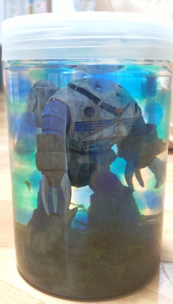 100均のボトルに消臭ビーズと共に水入れてそれっぽく。本体が浮いて来ちゃうので、足裏を容器にレジンで固定しました。もう消臭ズゴックと化してます。·····ホルマリン漬けみたい💦