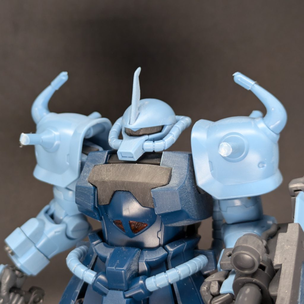 スパイクとアンテナはシャープ化。目立つ合わせ目は肩と足の裾だけ出ますので処理してます。プロポーションもマッシブでいいキットですね。