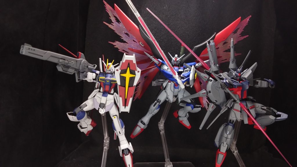 デスティニーSPECⅡ、インパルスSPECⅡとこの並びがやりたくて作ったところあります合体サーベルは単体版のジョイントを削って合体ギミックを仕込みました