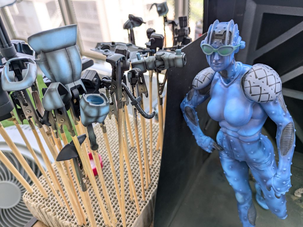 同時に塗ってたストーンフリーも写ってる。笑シャドウを吹いて、ライトブルーとブルーグレーをそれぞれ立ち上げていく、素直な塗り。ベランダです。笑