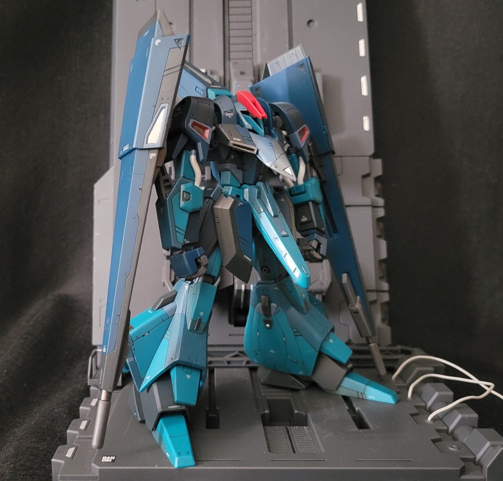 戦闘機のイメージがあったので、直線基調のスジ彫り入れました。部分塗装、プラ板張り付け、半艶コート仕上げです。