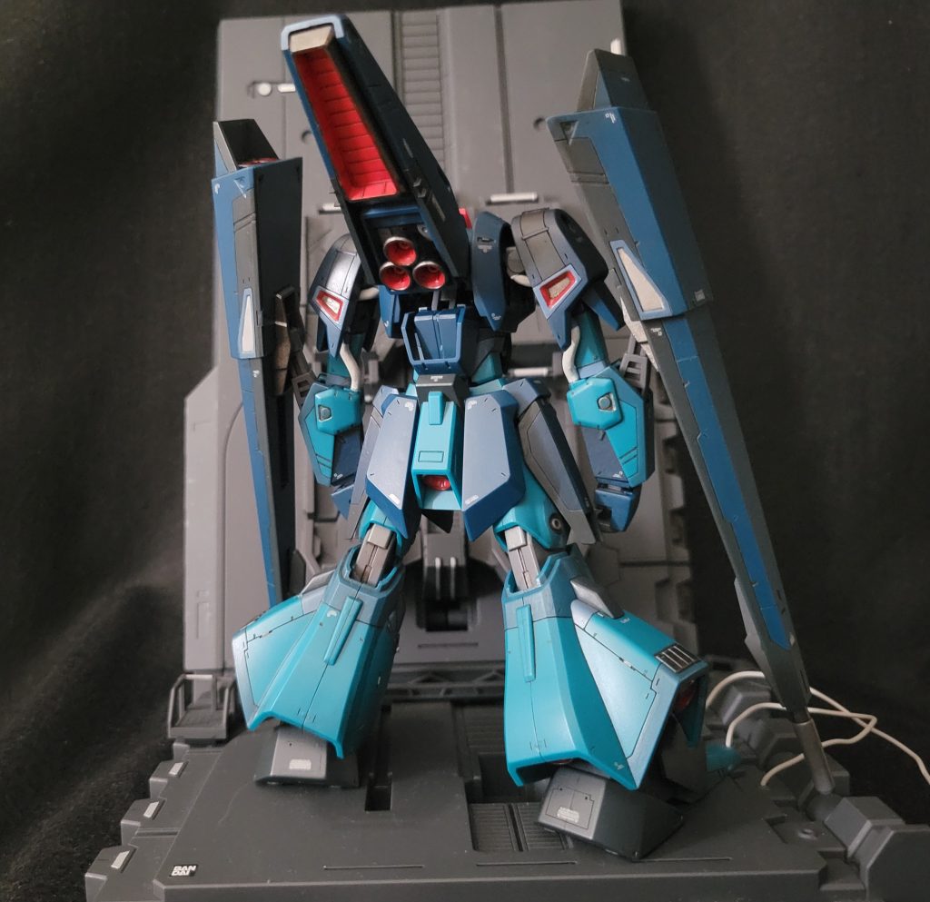 膝下のパーツは段落ちモールドにしたんですが、合わせ目残ってるようにしか見えないのが、残念です(爆)