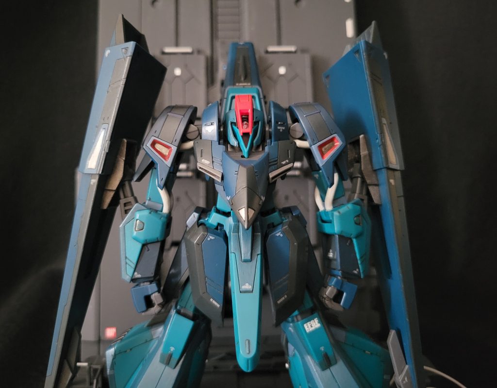 腰のフロントアーマーと、サイドアーマー大きめにしました。ドッシリ感出てるかな?手首周りが好みではなかったので、変更。モノアイも小さめにしました。