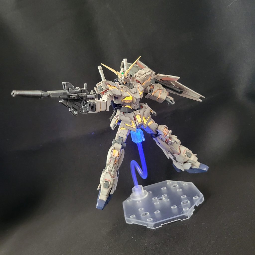 ブラックライトを当てると光るんですが、なぜか金に近いオレンジに発光します、何故この色に発光するのか解らないです、え?なにこれオカルト?