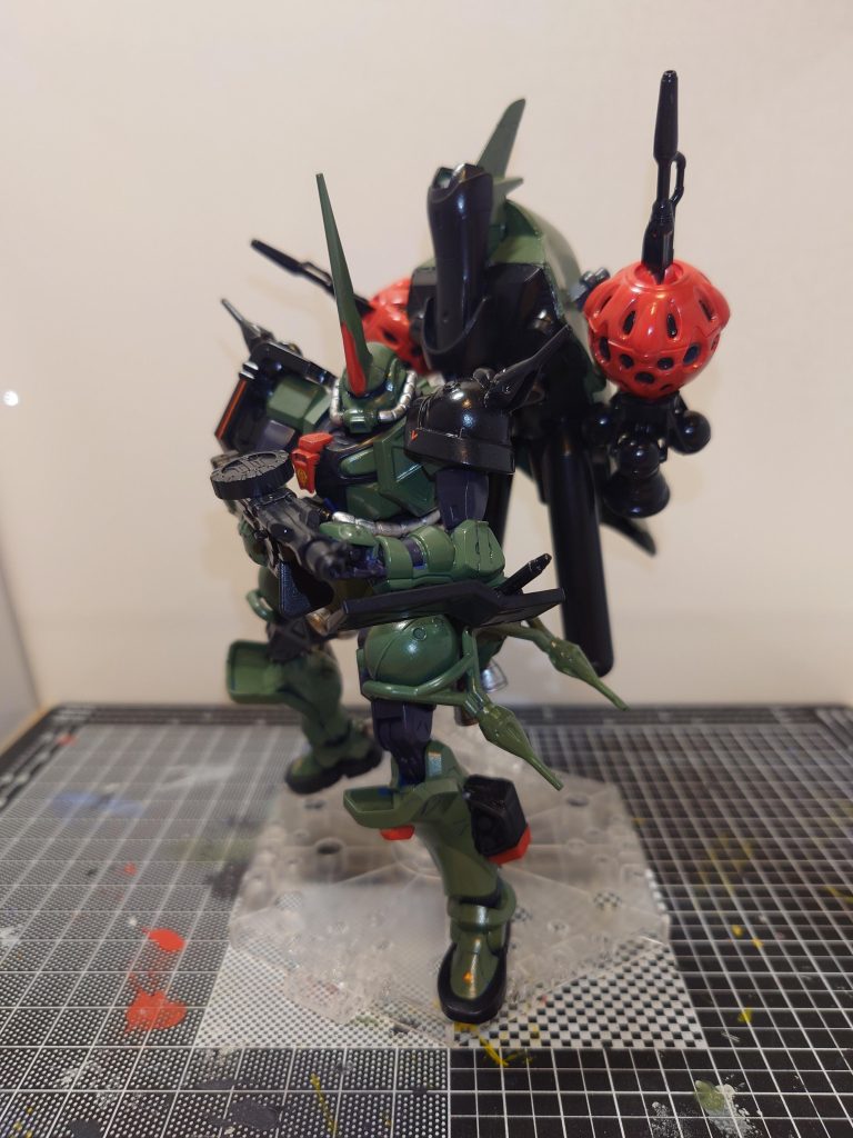 ザクマシンガン改造前から思ってましたが、両手で構えるとカッコいいです