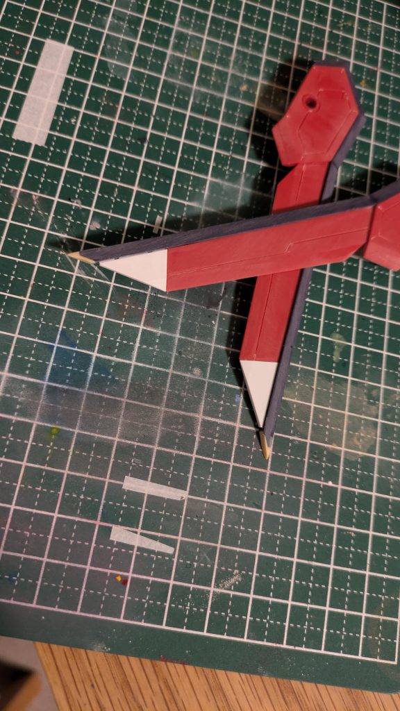 羽を肉抜き穴パテで埋めて、合わせてビンビンに尖らせてみました。