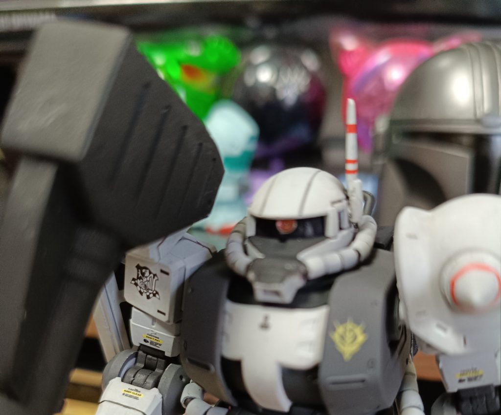 特徴的な側頭部に設置されたブレードアンテナは余ってた他のブレードアンテナを加工して接着