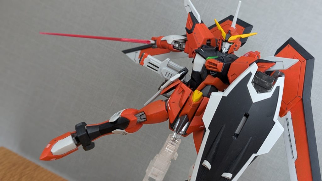 ポージングをやってみましたが難しいな。そして塗装が剥げる。。。シールドの塗膜が美しく出来ました。