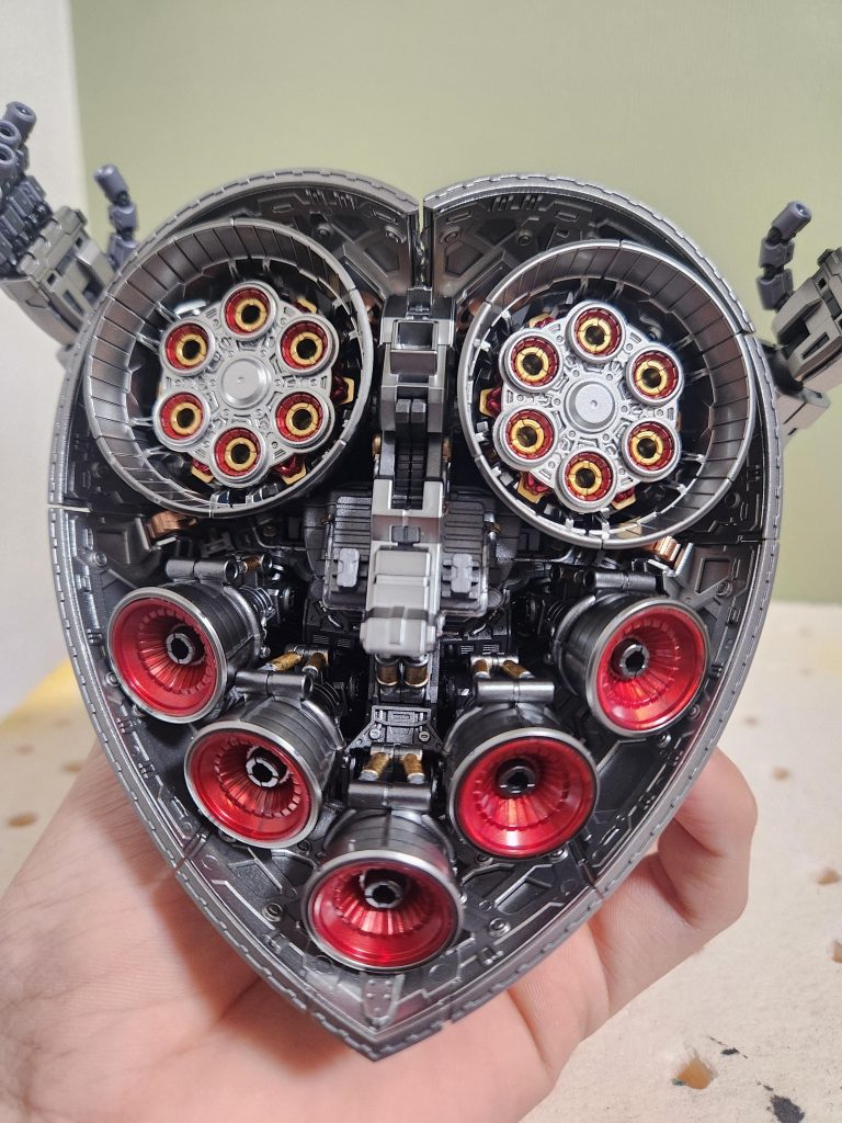 フレームとスカート下です。メインカラーをサーフェイサーEVOガンメタでスカートのフレームはスターブライトシルバーで塗りました。比較的新しいキットなのでディテールが細かくて細部塗装に苦労しました。その分さらにかっこよくなったかなと思います。スカート下の作り込みが1/144とは思えないくらい濃密で凄かったです。