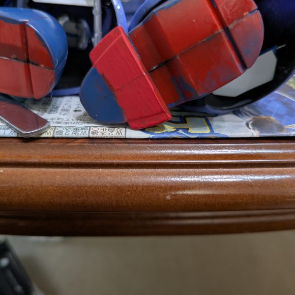 久しぶりに旧キットの洗礼を受けております。最近のキットで、のほほんとしていた私には中々手強いです。とはいえ元々出来の良いキットなため、パテ盛りや削り等の作業はしないので、そこは気がラクかなー。もちろん気になるところはいじりました。脚のスカート部分の空洞が目立ちますので、HGUCのドムを参考にバーニアを増設しました。キットの余分なランナーを切り取り、足場（土台？）にした後、プラ板を貼ってその上にいろんなキットの余ったバーニアを貼り付けただけですが…。でもアクションポーズとか取らないから完成しても見えないかも…。見えないところは手抜きするのがモットーなのに（笑）今週中には完成を目指します。（2枚目）
