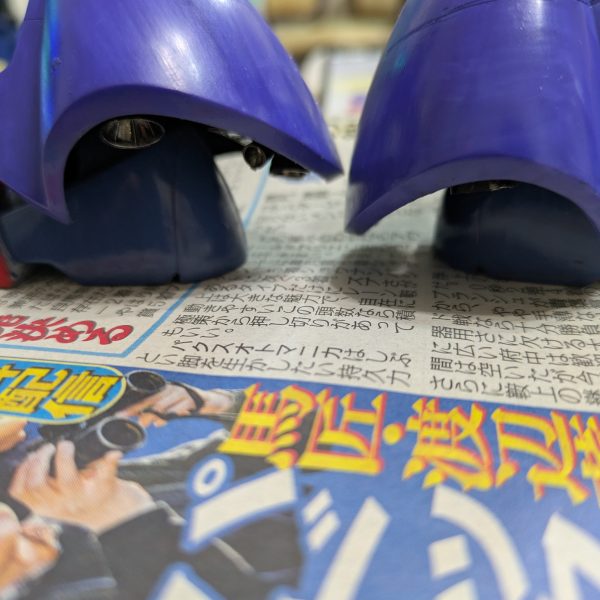 久しぶりに旧キットの洗礼を受けております。最近のキットで、のほほんとしていた私には中々手強いです。とはいえ元々出来の良いキットなため、パテ盛りや削り等の作業はしないので、そこは気がラクかなー。もちろん気になるところはいじりました。脚のスカート部分の空洞が目立ちますので、HGUCのドムを参考にバーニアを増設しました。キットの余分なランナーを切り取り、足場（土台？）にした後、プラ板を貼ってその上にいろんなキットの余ったバーニアを貼り付けただけですが…。でもアクションポーズとか取らないから完成しても見えないかも…。見えないところは手抜きするのがモットーなのに（笑）今週中には完成を目指します。（3枚目）