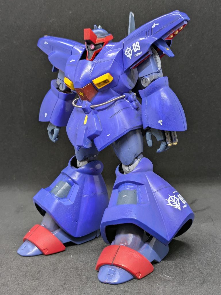 旧キットドライセンその①旧キットでも屈指といわれている傑作キット。幅詰めとか幅増しとか一切行っておりません。HGUC には無い三連装ビームキャノンのギミックがあります。取説には試作機用の武装やランドセルの解説があって楽しいです。本機はその設定を少しいただいて、本採用直前の試作機とし、型式番号の009の番号を付与しています。