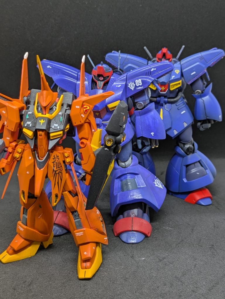 機体のこと。その②地上編の再現ということで、バウと並べました。用心棒感がありますね。宇宙でもZZを追い込めるほど機動力があります。地上ではやはりホバー移動できるので、やはりドムの後継機種を意識させてくれます。ちなみに地上ではバウと同じビームライフルを使います。