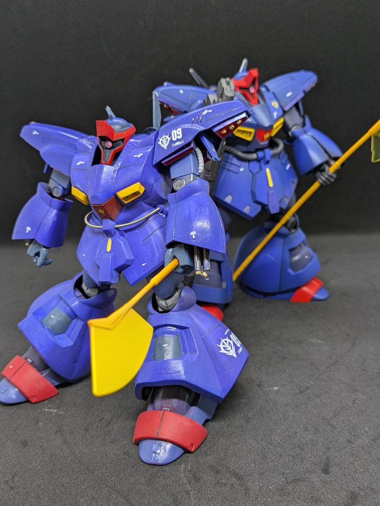 塗装について。旧キット:紫+青+白→筆塗りHGUC:青+紫+白→エアブラシ ※青と紫のベース配分を変えることで青が強い紫と、紫が強い青にしています。(同じではないのです〜)メイン色以外の青はマーズディープブルー。赤はフレイムレッド、全部ガイアカラーです。最後までご覧いただきありがとうございました。