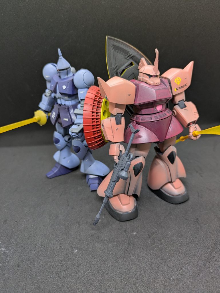 このゲームで最強の一角は、シャア専用ゲルググてす。(以下シャゲ)コストは325。相方に量産型ゲルググ(300)やジオング(375)を選ぶと2機目が落ちると負けてしまうので、この組み合わせは悪手となります。(ジオングと量産型ゲルググは割愛します)大体一人一回落ちられるというのがゲームのバランスとして良い組み合わせとなります。最強機体シャゲとの相方を紹介。まずはギャン(250)です。量産を競ったこの組み合わせ。弱いわけがない。