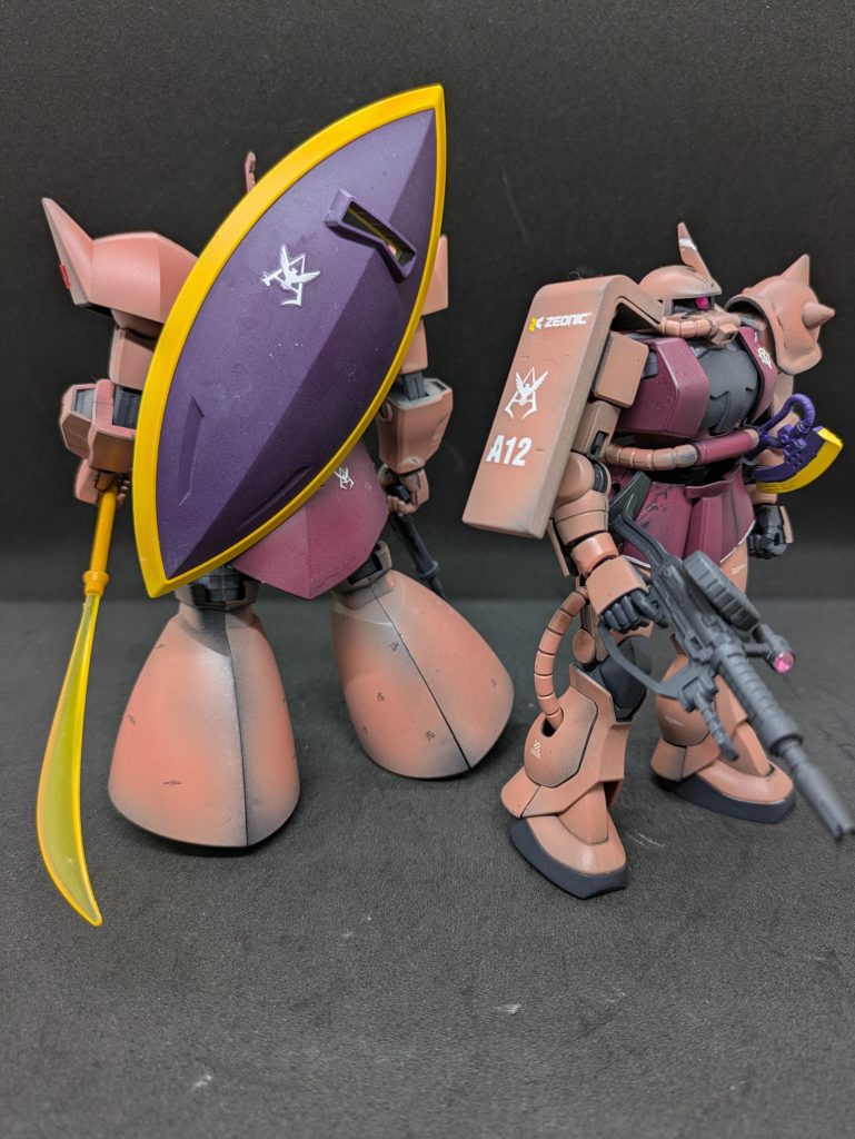 シャアザクはコスト195と低いですが、シャア専用だけあって機動力が高く、空中でシャアキック(飛び蹴り)でフィニッシュされるとトラウマになる事案が多発しました。御三家に劣らない存在です。武装はザクマシンガンとバズーカのどちらかを選びます。