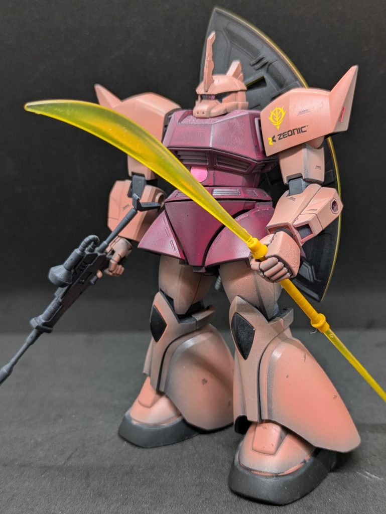 大まかなゲームの概要。連邦とジオンの二陣営に分かれて2on2で戦うアクションゲームです。家庭用で出ていた今までのガンダムゲームより操作が簡易なのが特徴。ストIIのカプコンが製作なので、動きも良好でした。この操作しやすいのは大きかったです。(アクションゲーム苦手なので・・・)実はこのゲームが世に出る前に苦労したエピソードがあります。ガンプラもバンダイしか発売できない理由も同じですが・・・。ファーストガンダムに出てくるMSが全部出てきます。MSそれぞれにコストがあり、味方の総コストが600の中で組み合わせを考えて、最後に倒されたMSの総コストが600を超えるとゲームオーバー(敗北)となります。引き分けはどちらも負けになります。このコストが絶妙なので色々な駆け引きが生まれるのですが、代表的な組み合わせをー。各MSのコストは私の記憶なので間違っている可能性があります。ご了承ください。