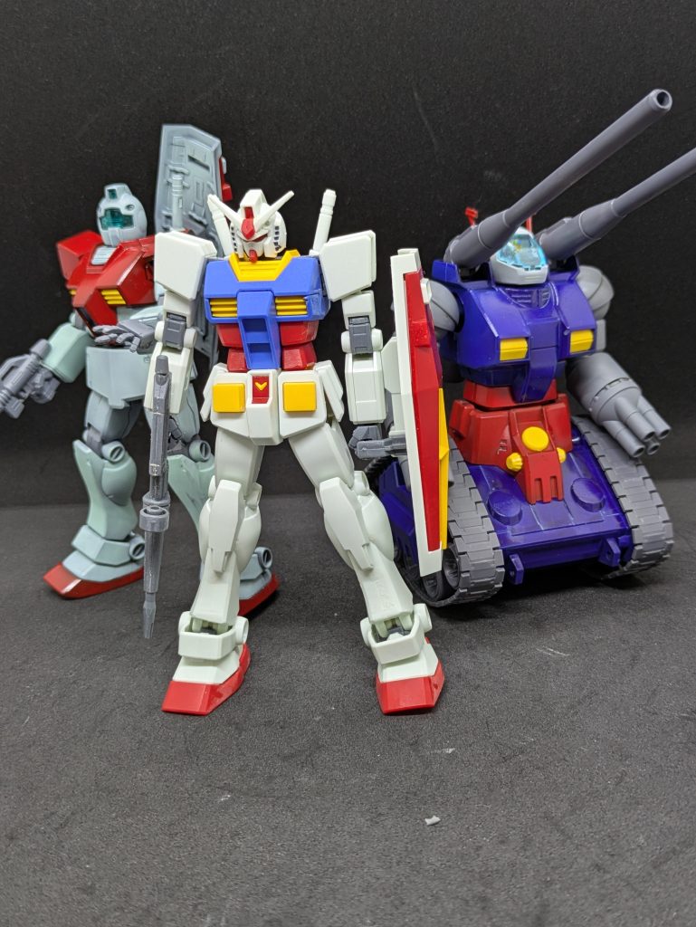 対する連邦軍です。最強機体はもちろんガンダム。コスト375と高いですが、組める相手がガンタンク(200)とジム(195)の2択でした。ガンタンクは火力こそあれ、移動が遅いです。続編のDXでは鬼強く強化されます。ジムもバランスは良いのですが、いかんせんジオンの高コストMSには分が悪いです。