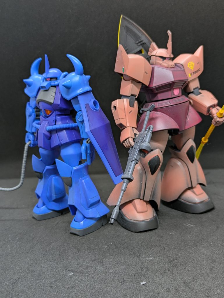 と、どうみてもジオン有利なので、プレイヤーも不満が募ります。そんな不満を解消すべく、半年後にバランスが調節された続編「連邦VSジオンDX」が登場します。具体的な変更点は宇宙宙域エリアの追加、連邦にボール、陸戦型ガンダム、陸戦型ジムが追加されます。(この2つは持ってないので今回紹介しません)そしてシャゲのコストがガンダムと同じ375となりギャンも300に跳ね上がりました。ここでシャゲもパートナーを変更することになり、コスト200以内のMSがフォーカスされます。その一つはグフ(200)です。モーションが追加され、空中移動が素早くなりコストに見合わぬ攻撃力が発揮されます。ちなみに私の愛機です。