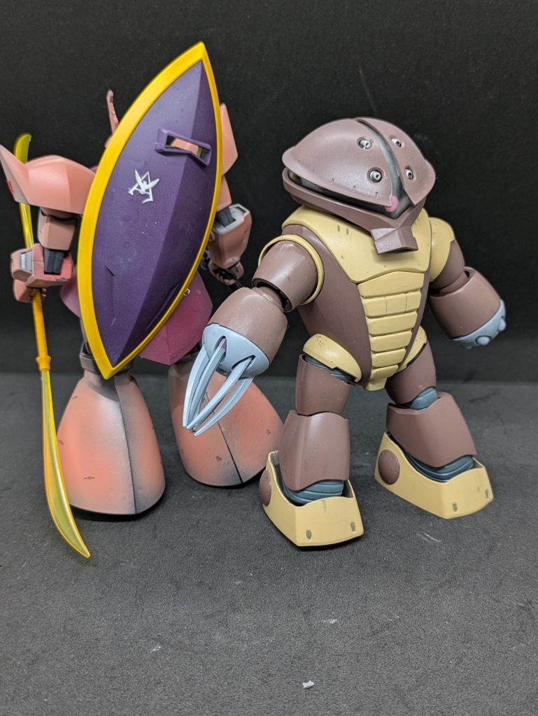 大体は今まで紹介してきたのが、いわゆるガチ対決仕様でした。ここからは低コスト戦(コスト200以下の機体で戦います。合計4機目が倒されると終わるのでプレイ時間がかかるため、プレイヤーからはこの戦い方の方が人気があった。地域差あるかも)アッガイはコスト170。動きはコミカルですが、バルカン砲の削りとロケット砲のダウン攻撃は侮れない存在です。