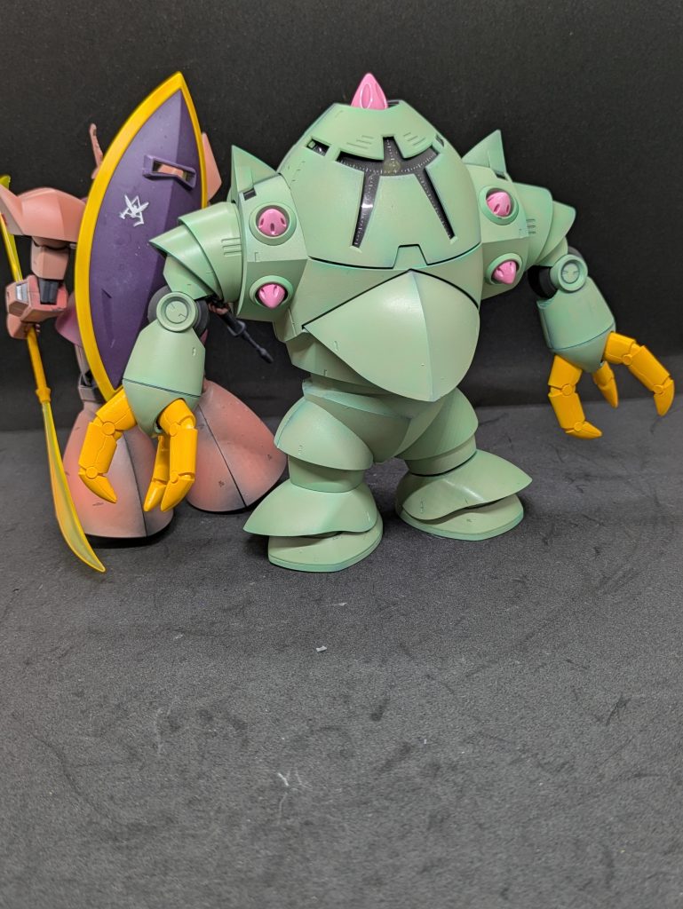 ゾック(200)は移動砲台として大活躍。ビーム砲を撃ちまくります。頭上へのメーサー砲はネタっぽいですが、当てると楽しいです。ただ対マシンガンは苦手のようでした。DX からは鹵獲機が生まれたので、連邦とジオンの機体が組んだり、同機体対決ができるようになってので、対戦の幅が広がります。