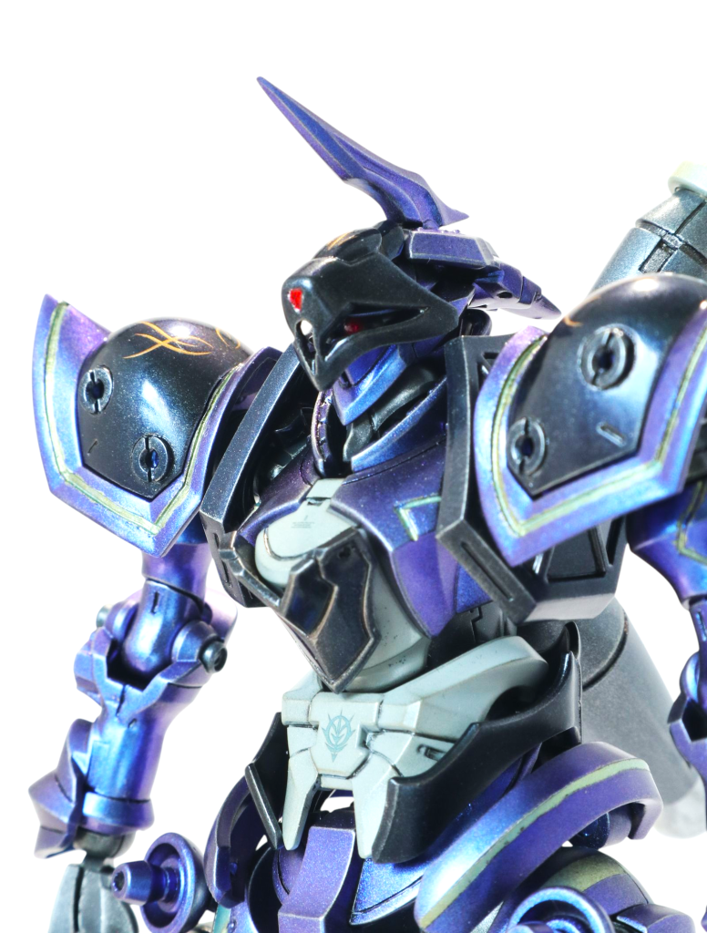 バストアップを斜めアングルから。頭部は、ヤクト・ドーガのパーツでフェイスカバーを作成。後頭部に伸びるテールとブレードアンテナは、30MFパーツを使用してます。