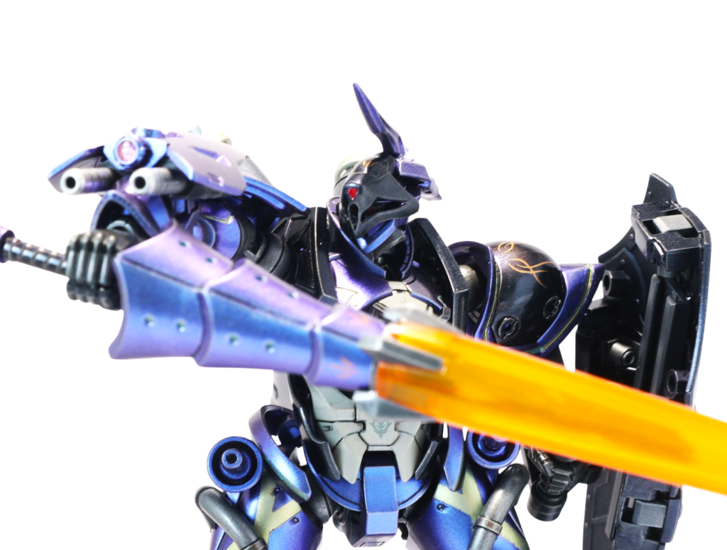 ビームライフルを構えて。ランスを装備しながらでも使用できる様に右腕固定の武装としました。