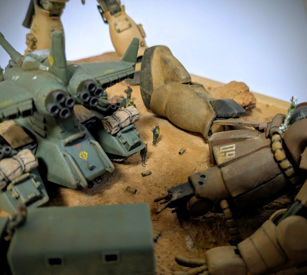 ジオン兵士「少尉！ご無事でしたか！？」中破ザク搭乗兵「うむ、御苦労であった！」ガトー風に…（笑）でも…パイロットの形状からすると「た、助けてくれーー！」な感じ（笑）などと言ってる場面だったかな…。薬莢は真鍮パイプ切って転がしてあったんだ…忘れてました…