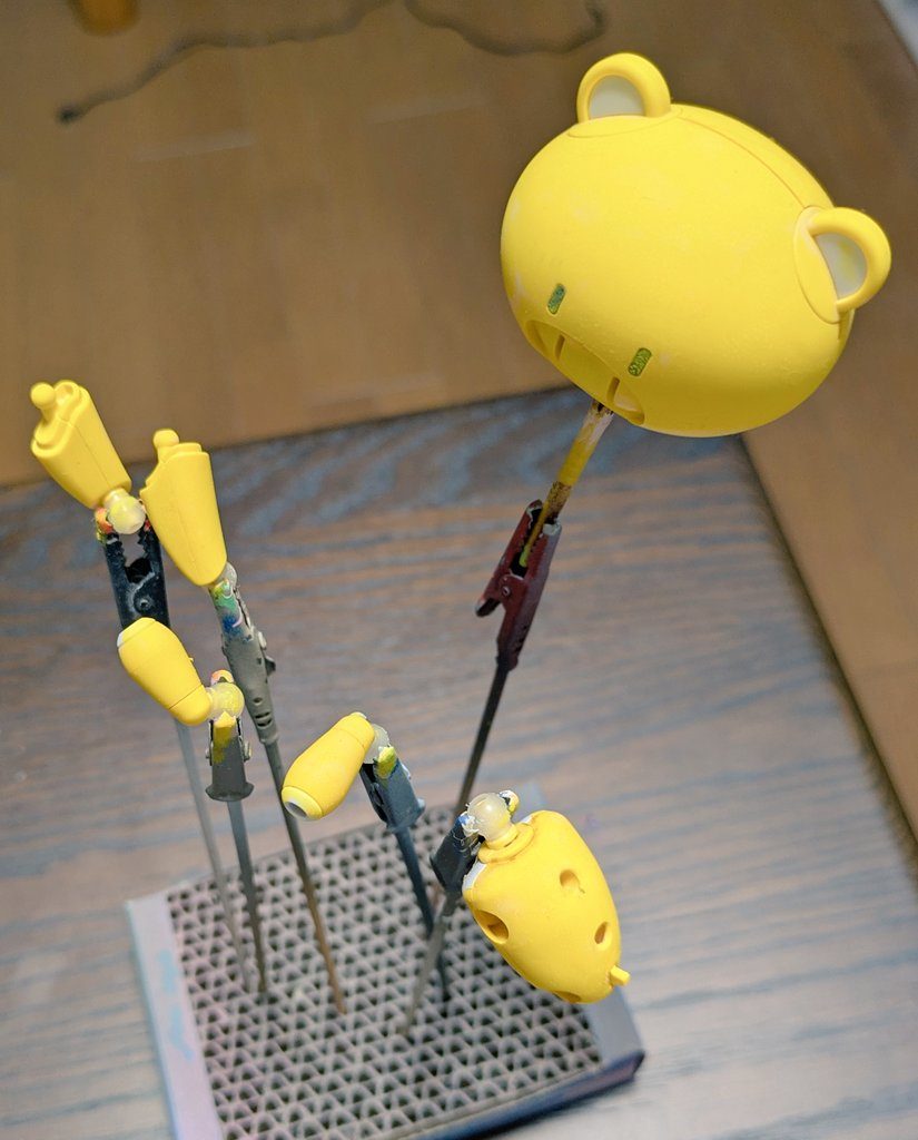 途中経過。今回は、素組みで置かれていた「ウイニングイエロー」にポスターカラーで色をつけ直しました。メインはポスカで、うすだいだい→きいろ→パステルオレンジの順に化粧用パフでインクを叩いて着色しています。写真は2段階目終了時点です。