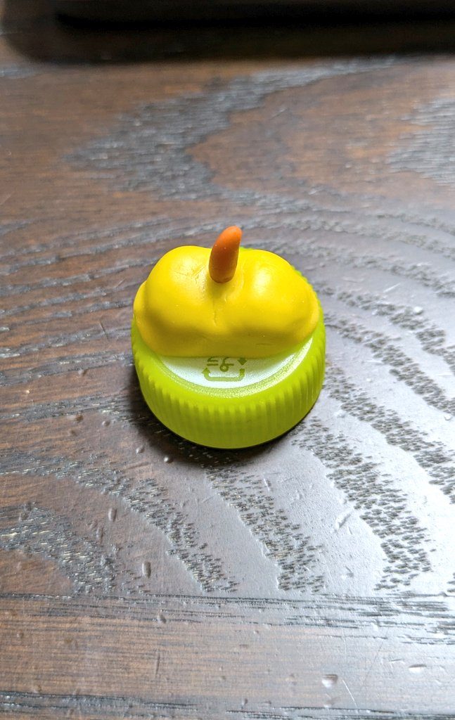 頭にかぶせている梨型帽子。「お米のねんど」のパステルを使用しています。帽子本体は黄色系2色に少し黄緑を混ぜて練り込み、軸の部分は茶のみです。