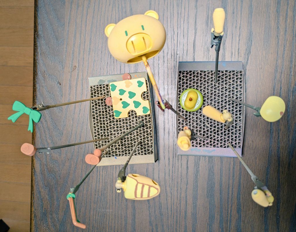 今回は組み上がっている状態からスタートしたため、取り外せなくなっていたお腹・耳・手首の色つけにだいぶ苦労しました。マスキングもろくにしないままでしたが、あまりはみ出さずにできてホッとしています。ご覧くださりありがとうございました。