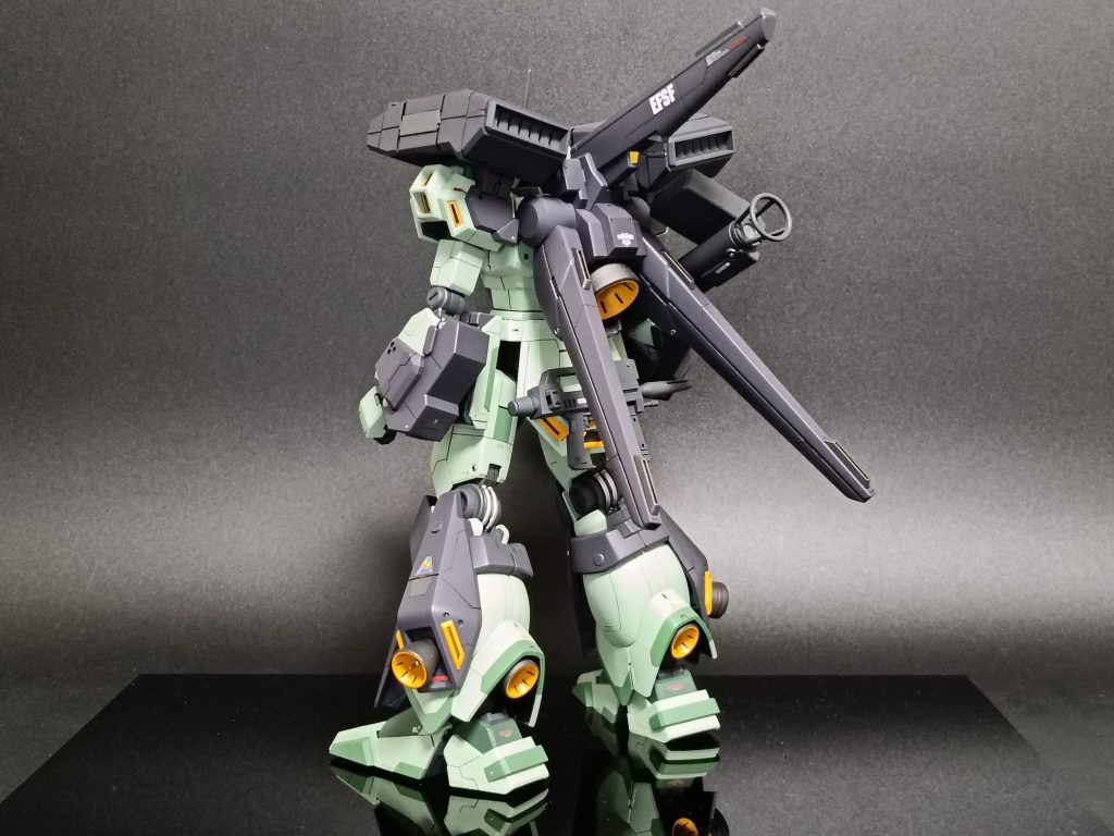 リアスカートとビームライフルにはネオジム磁石を仕込んで腰にマウントできるように。