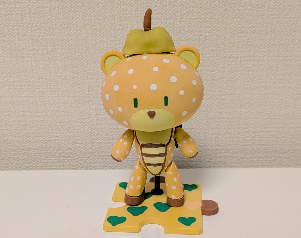 正面から。和梨のイメージで作ることにしましたが、梨らしさを表現するには?と悩んだ結果、梨の軸っぽい帽子(米粉ねんど混色)をかぶせてみました。全身のつぶつぶはあえて大きく目立つように描いています。