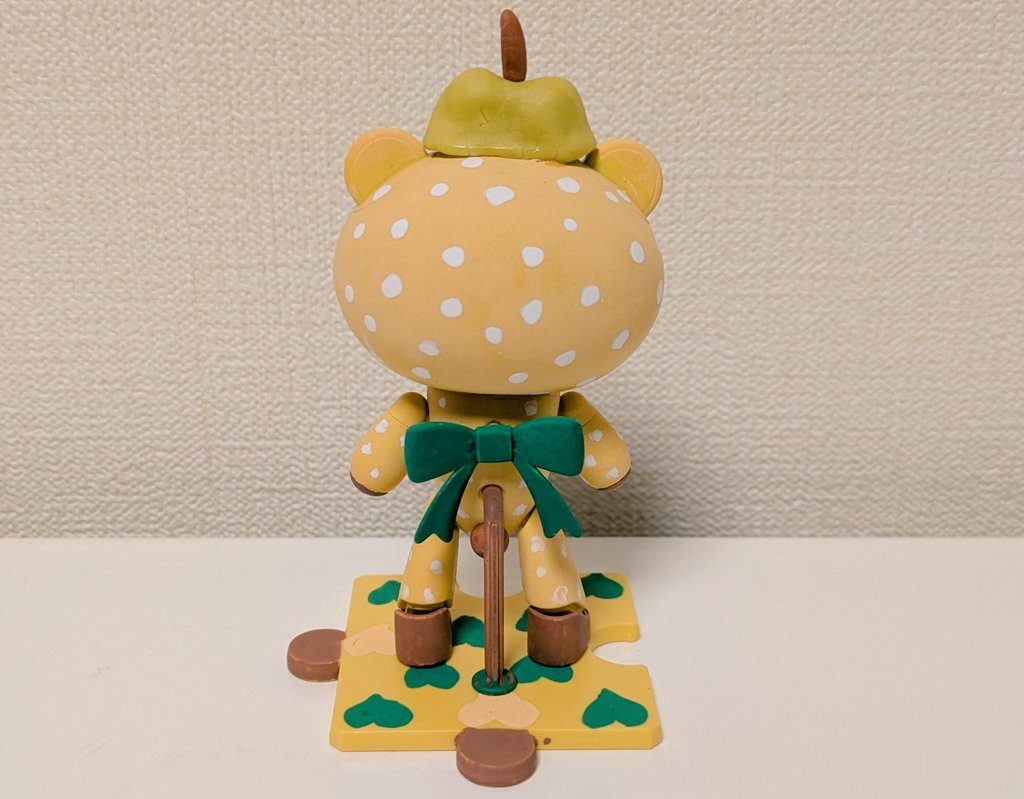 後ろ姿。パーツに茶色が多いのは、枝や軸のイメージです。