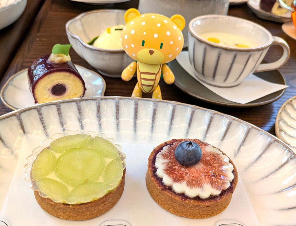 秋のフルーツを使ったアフタヌーンティーに出掛ける予定があったため、思い立ってから1週間の突貫工事でした。出掛ける直前で帽子が取れてしまい、ある意味貴重な帽子なしショットです。当初はアフタヌーンティーのメニューに合わせてぶどうをモチーフにしようと思っていましたが、諸般の事情で路線変更して梨になりました。初秋の味覚揃い踏みな図ができたので結果オーライ。