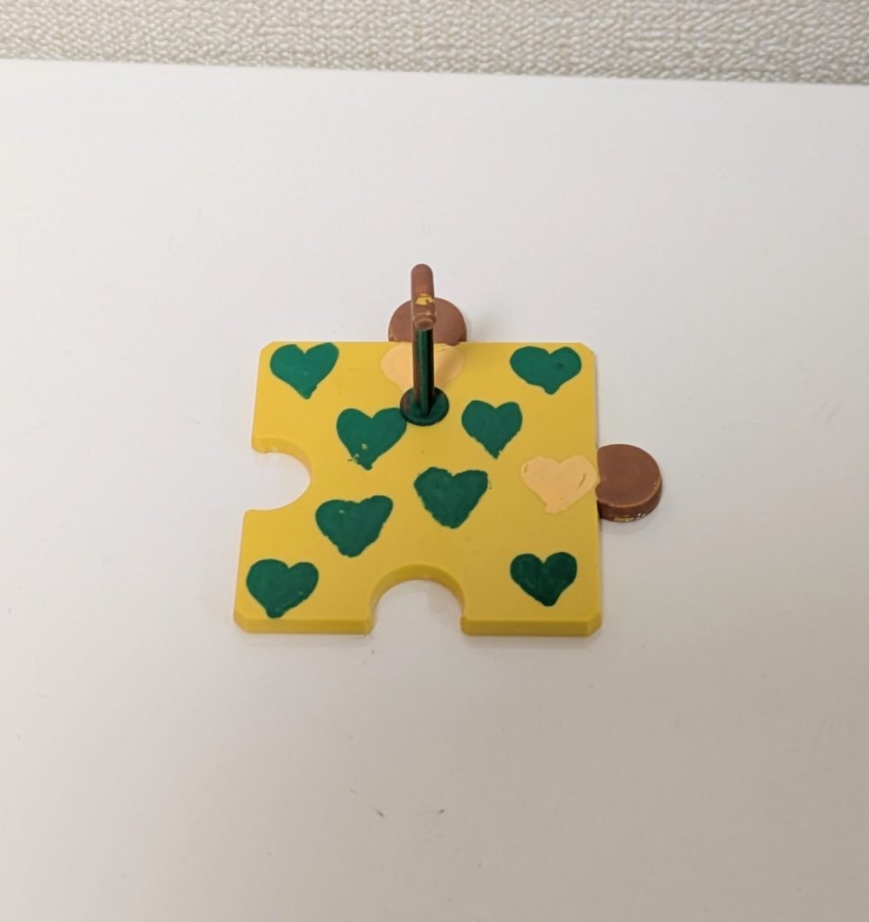 プチッガイ本体が実と枝に寄せた分、台座に緑を多くしてみました。葉の形をそのまま描いてもよかったのですが、ハートにしてひとひねり。