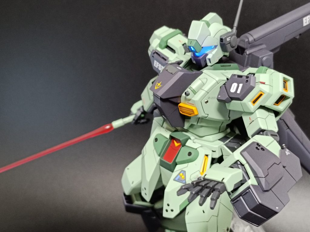 センサーカメラにはクリアで薄めた蛍光ブルーを吹き付けて発光表現