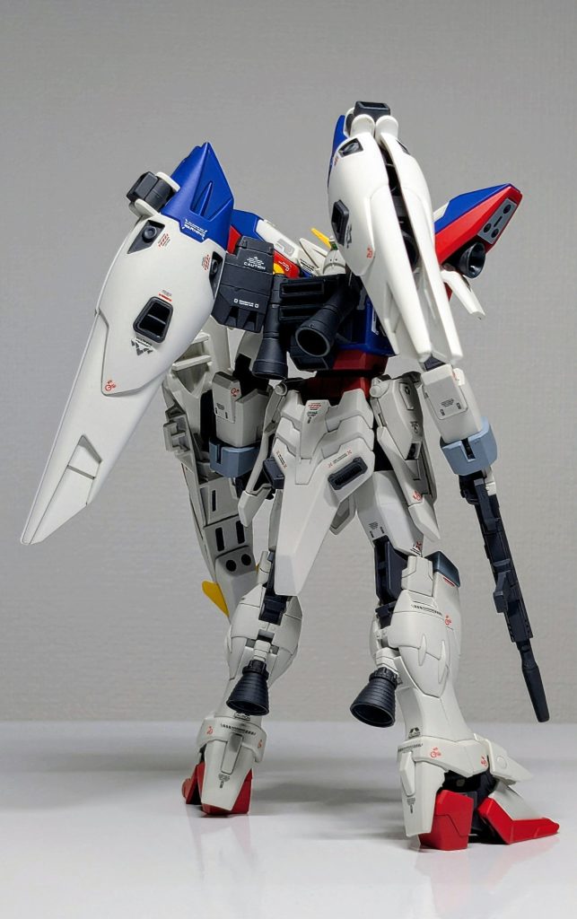 キットではウイングバインダーのバーニア可動がない造りだったので、可動軸3つほど増やして全体的に可動域を改善してます。また、オーバーキルな威力のバスターライフルより使い勝手のよさそうな武器を…ということでインパルスのライフルそのまま持たせました。肩にビームサーベルラックがなかったので、サイドスカートはインジャにしました。リアはゼロ炎。サイドはネオジム接続にしたので可動を邪魔しません😆
