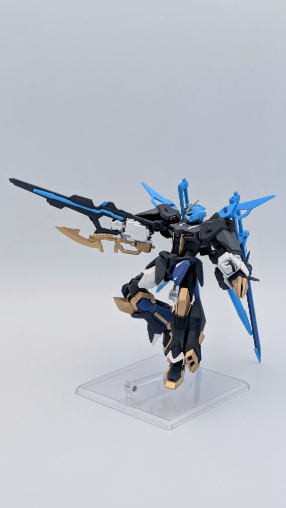 アグニ。ご存知の通り、アサルトシュラウドを装備していると可動域が悲惨な事になります。胸部のアサルトシュラウド外すと随分すっきりしますね…。