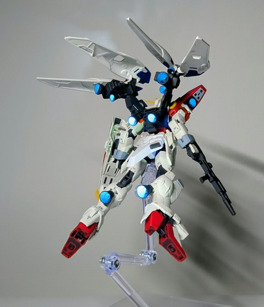 ウイングバインダー内のバーニアが1つだけで寂しかったので、納まるサイズの2つを追加。バーニアと胸部の◯は蛍光塗料でビコーンします😊